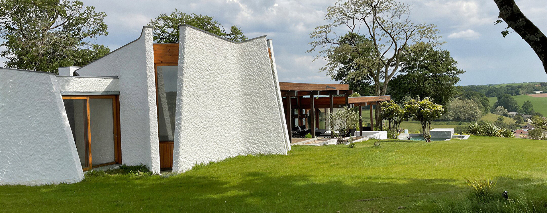 Maison Cazenave – industrialny modernizm z przestrzenią do oddychania